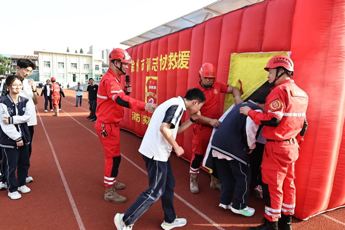 沉浸式防灾实训开课！滁州青少年解锁硬核自救技能
